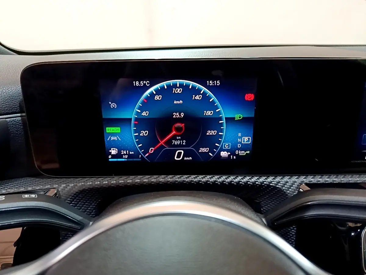 Tableau de bord numérique de la Mercedes Classe A 250 e Business Line 2020, affichage vitesse et informations véhicule.