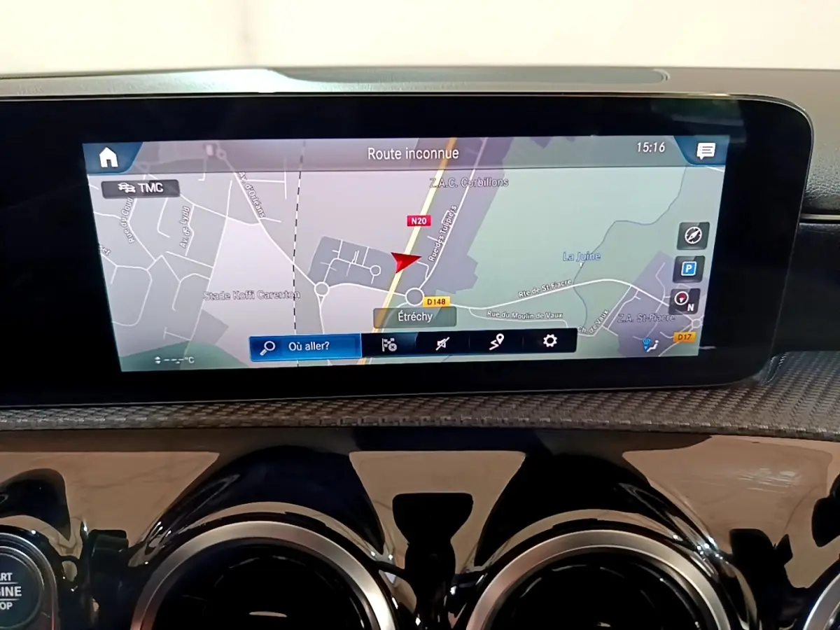 Écran tactile de navigation 10,3 pouces sur tableau de bord carbone d'une Mercedes Classe A gris foncé, vue intérieure frontale.