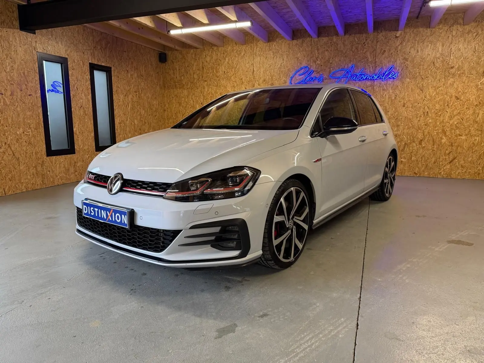 Volkswagen Golf GTI Performance blanche vue 3/4 avant droit avec jantes alu 19'' et étriers rouges.