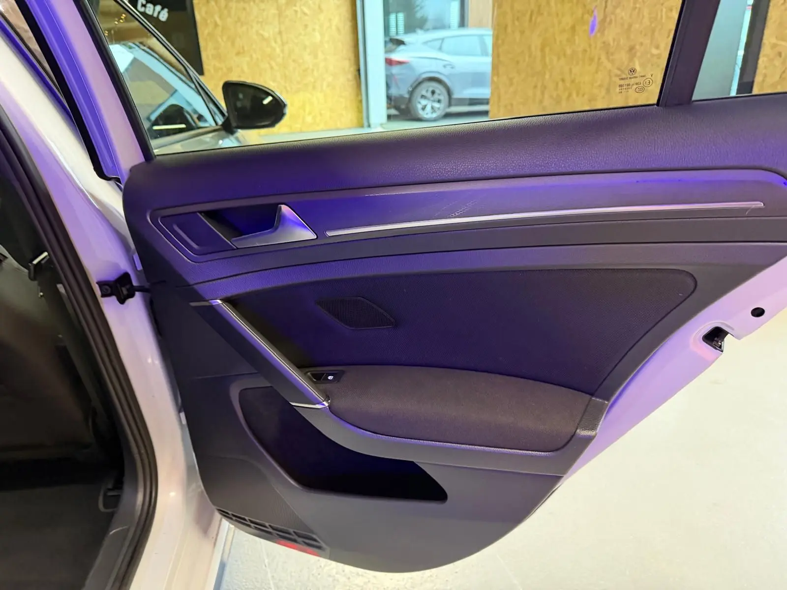 Gros plan sur l'aileron arrière noir d'une Volkswagen Golf GTI Performance gris, vue depuis le côté gauche arrière.