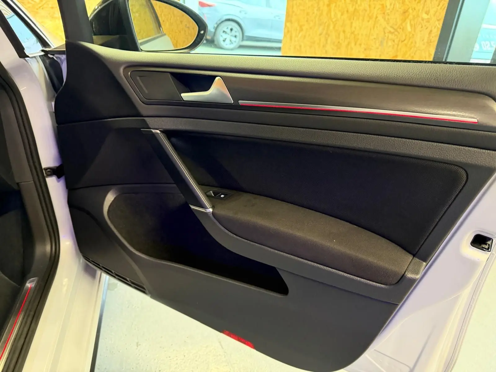 Coffre arrière spacieux de Volkswagen Golf GTI Performance gris, vue intérieure avec banquette rabattable et trappe à skis.