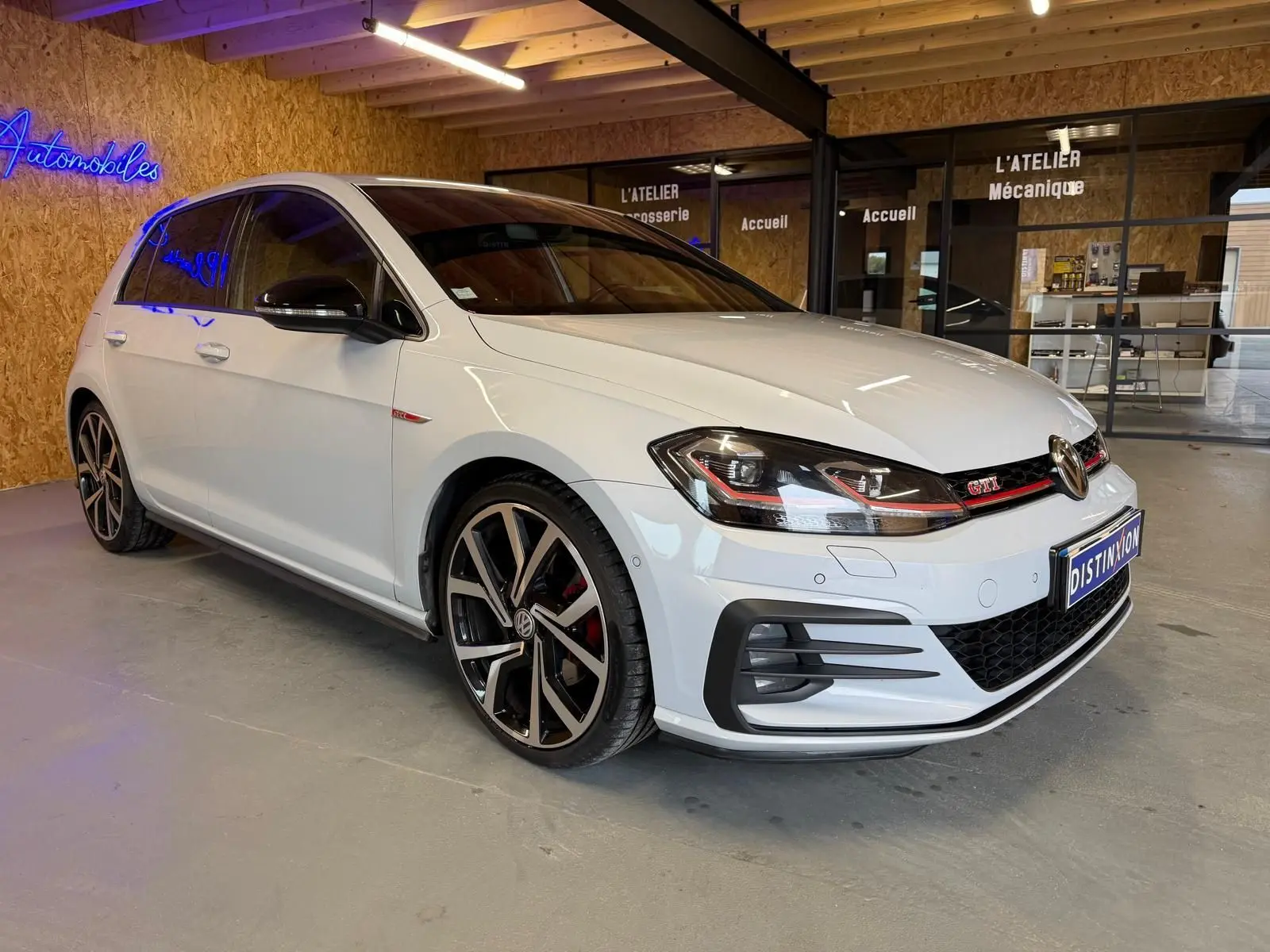 Vue latérale droite d'une Volkswagen Golf GTI Performance 2018 blanche avec jantes alu 19'' et étriers rouges.