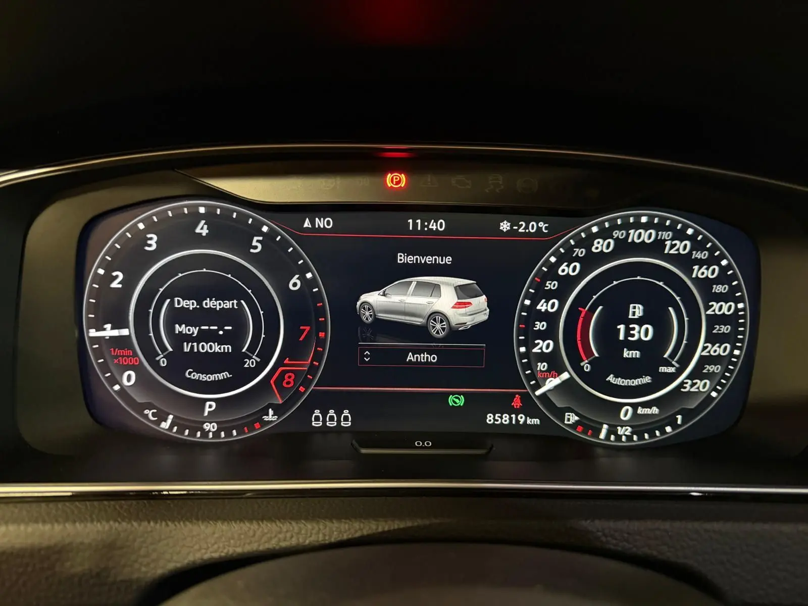 Vue intérieure arrière droite de la Volkswagen Golf GTI Performance 2018, sièges sport à motif tartan et surpiqûres rouges.