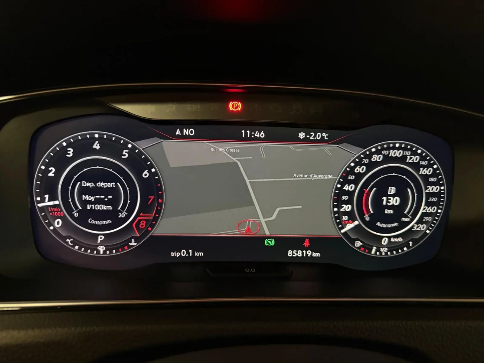 Gros plan sur le rétroviseur droit d’une Volkswagen Golf GTI Performance gris, avec jante alu 19 pouces visible.