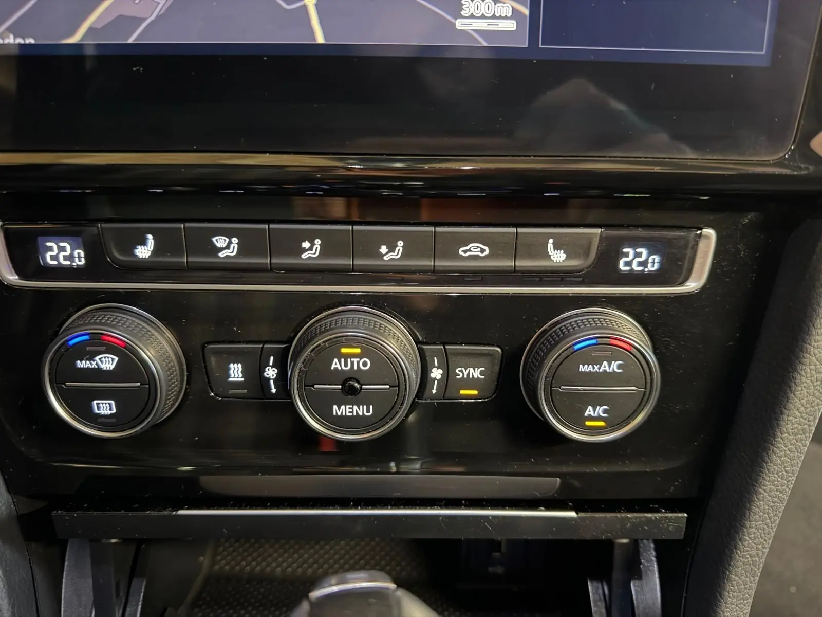 Gros plan sur la console centrale de la Volkswagen Golf GTI Performance 2018, avec prise USB et finition noire.