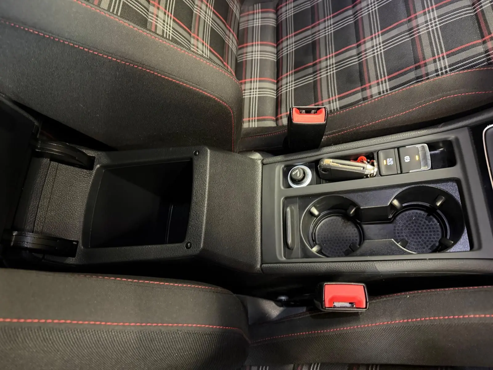 Écran tactile du système de navigation de la Volkswagen Golf GTI Performance 2018, affichant une carte routière.