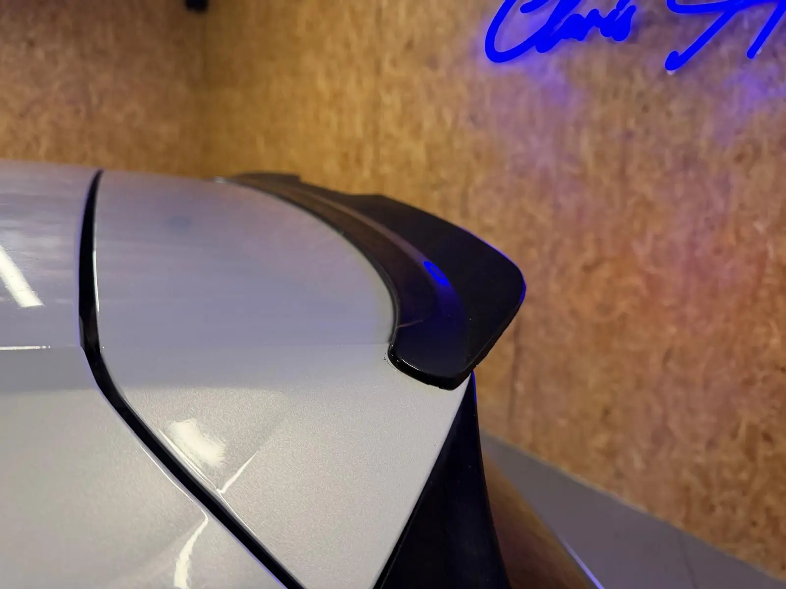 Vue 3/4 arrière droite d'une Volkswagen Golf GTI Performance gris clair avec jantes alu 19'' et sorties d'échappement chromées.