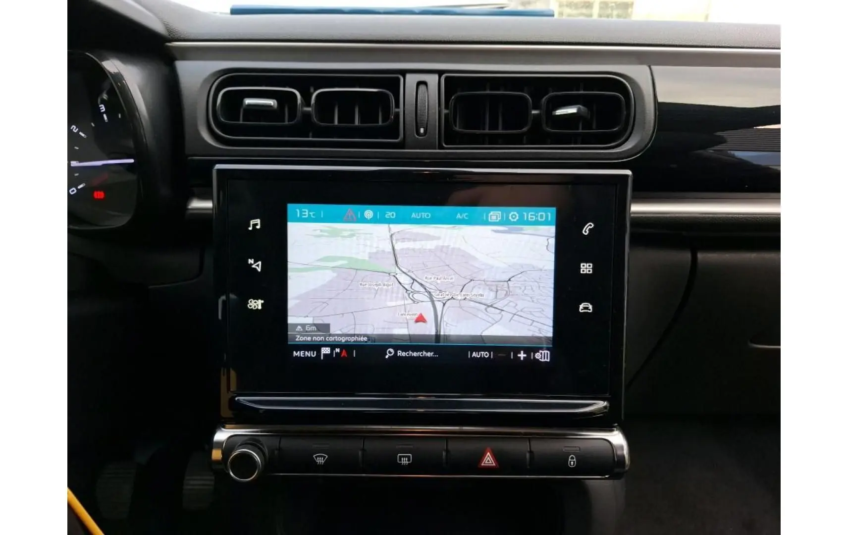 Vue rapprochée de l’écran tactile central avec navigation GPS du tableau de bord de la Citroën C3 blanche 2021.