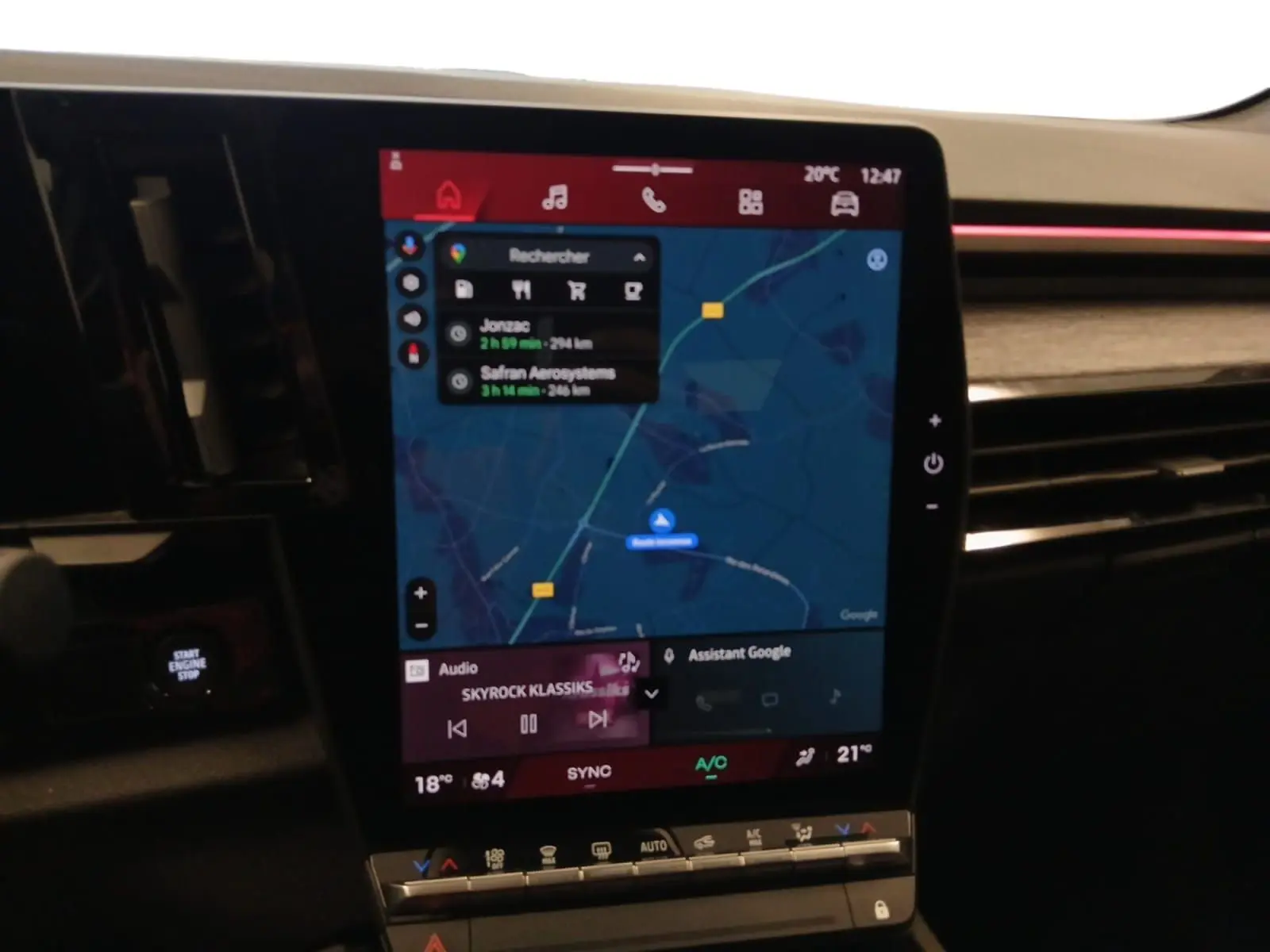 Vue rapprochée de l’écran tactile central du Renault Austral 2024 affichant la navigation Google Maps et les commandes multimédia.