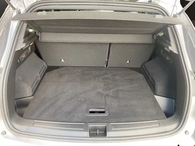 Coffre ouvert vu de l'arrière du Renault Austral gris schiste, montrant un espace de chargement propre et bien fini.