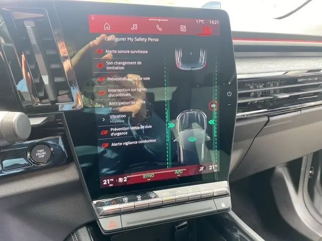 Vue rapprochée de l’écran tactile central du tableau de bord du Renault Austral gris schiste, affichant les options de sécurité active.