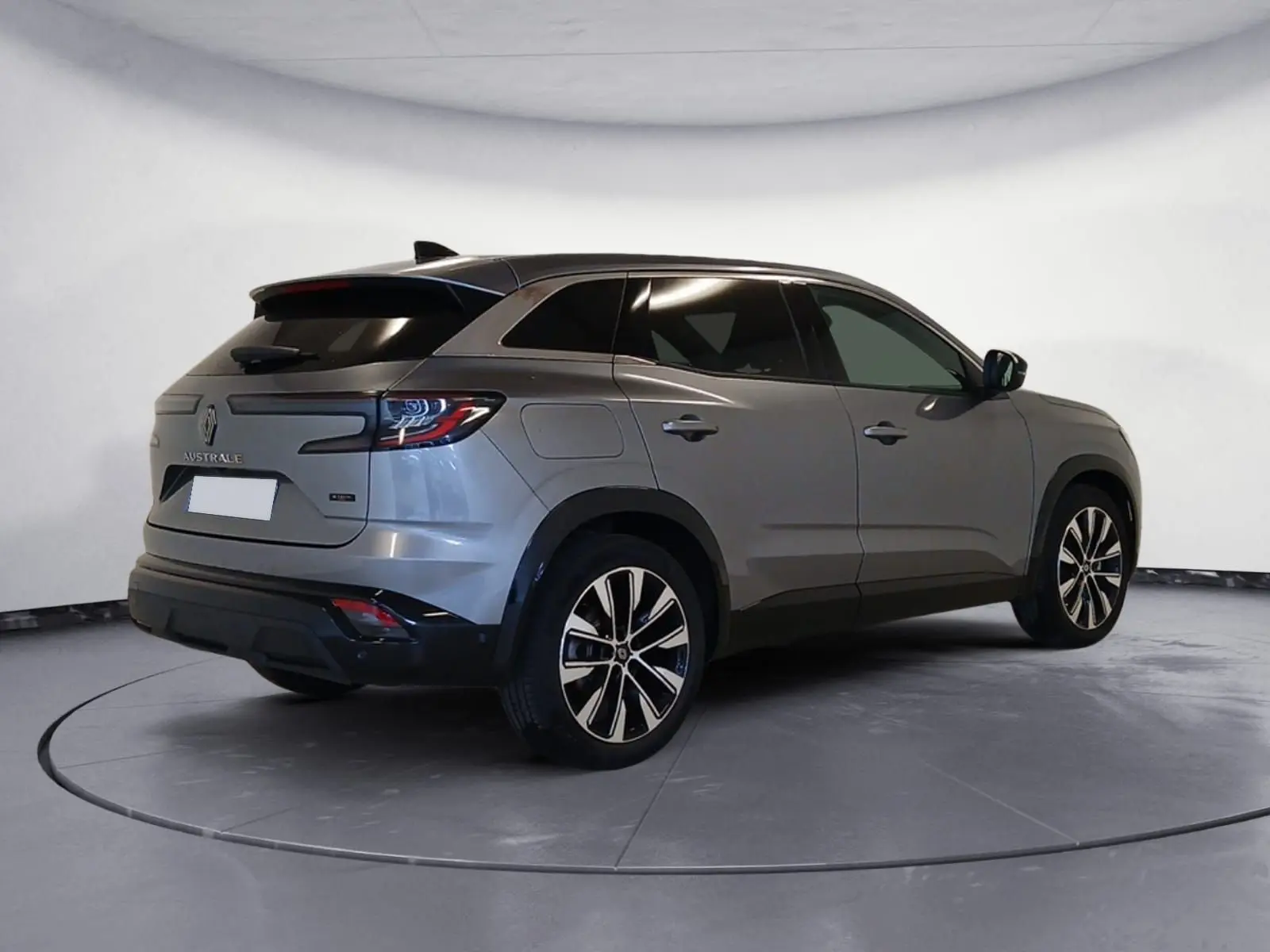 Vue 3/4 arrière droite d'un Renault Austral gris métallisé avec jantes alliage 19'' Komah diamantées noir.