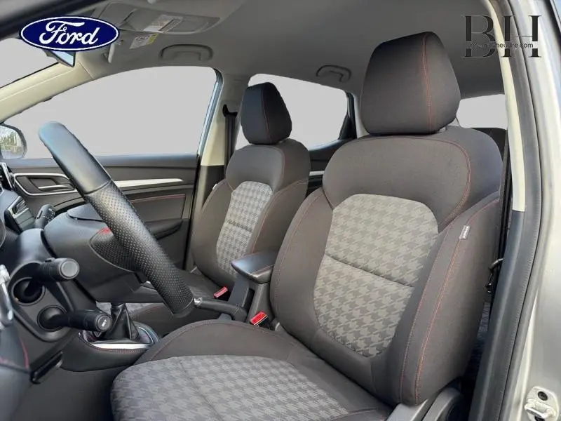 Vue intérieure côté conducteur du MG ZS 1.5 VTi-Tech 2022, sièges tissu noir à motif pied-de-poule et volant cuir.