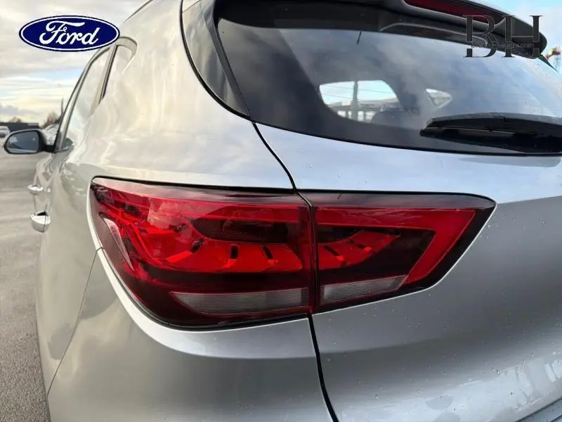 Gros plan sur le feu arrière gauche d’un MG ZS Cosmic Silver métallisée, avec lunette arrière et partie de la carrosserie visibles.