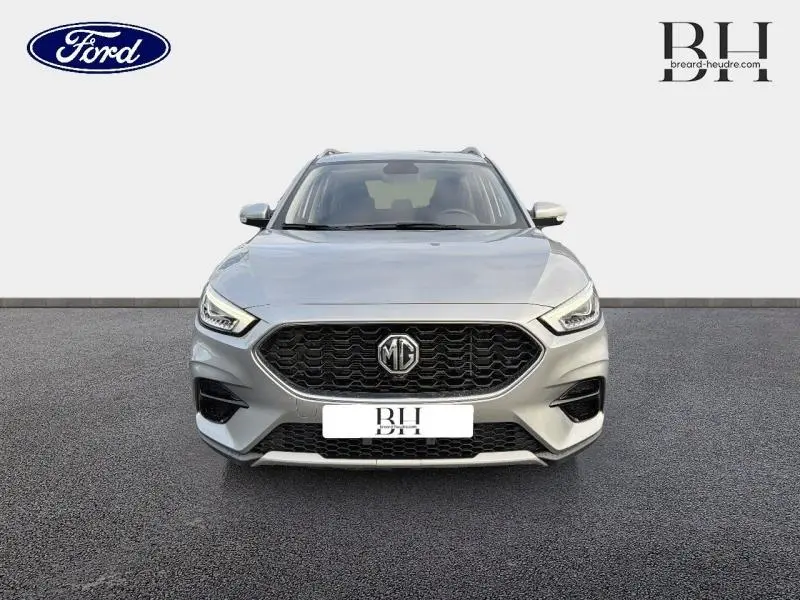 Vue de face du MG ZS 1.5 VTi-Tech 106ch Comfort en Cosmic Silver métallisée, avec calandre noire et phares LED.