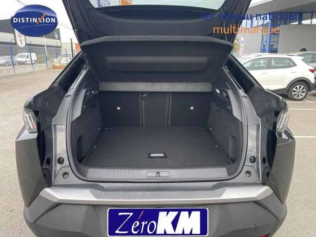 Coffre ouvert en vue arrière d’un Peugeot 3008 noir 2025, montrant un espace de chargement spacieux et propre.