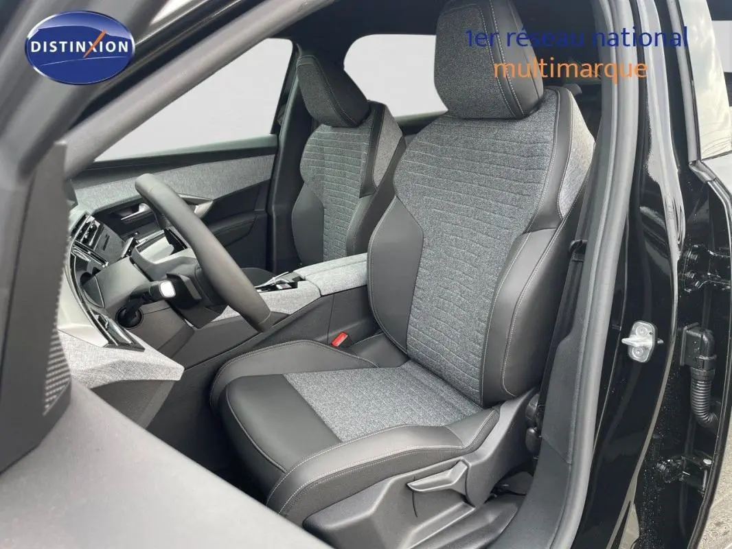 Intérieur de la Peugeot 3008 2025 noir, vue côté conducteur ouverte, sièges tissu et cuir gris et noir.