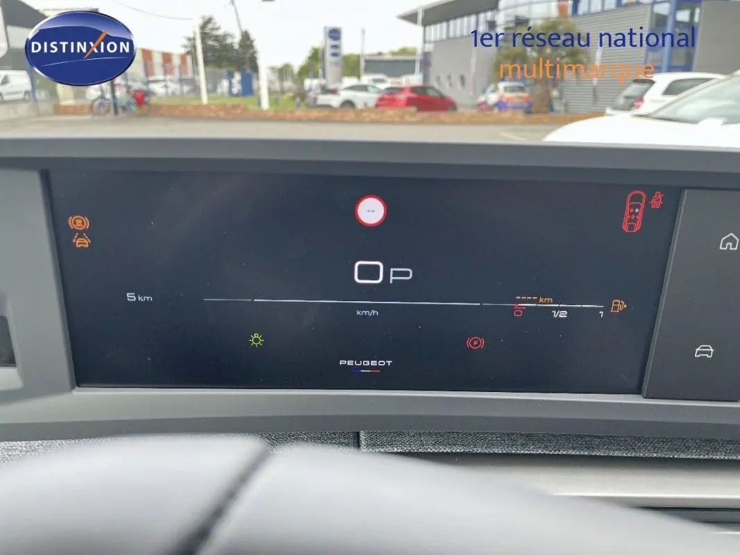 Tableau de bord numérique du Peugeot 3008 noir, affichage central avec indicateurs et logo Peugeot visible.