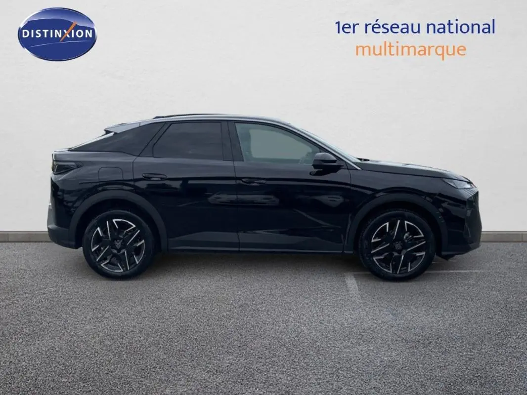 Peugeot 3008 noir en vue profil côté gauche, avec jantes aluminium et lignes modernes du SUV hybride 2025.