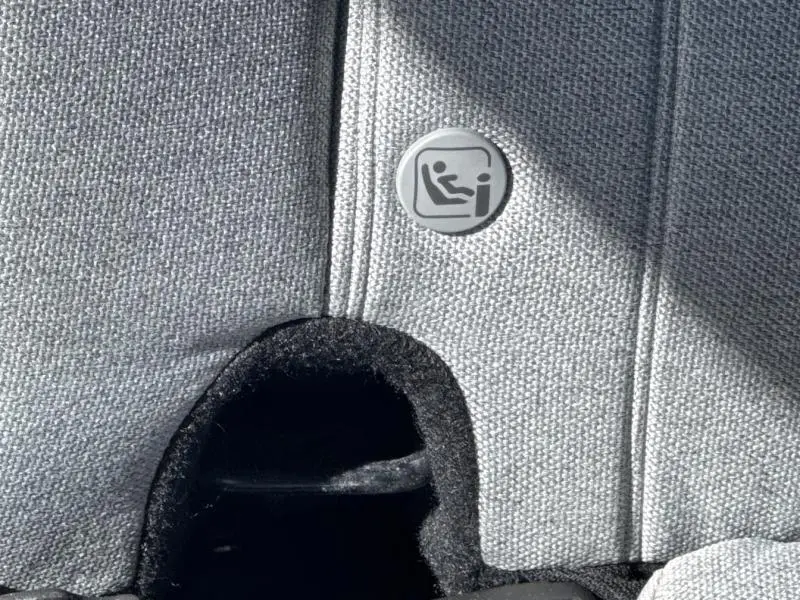 Gros plan sur le tissu gris clair de la banquette arrière avec le logo ISOFIX visible sur la Honda Jazz 2021.