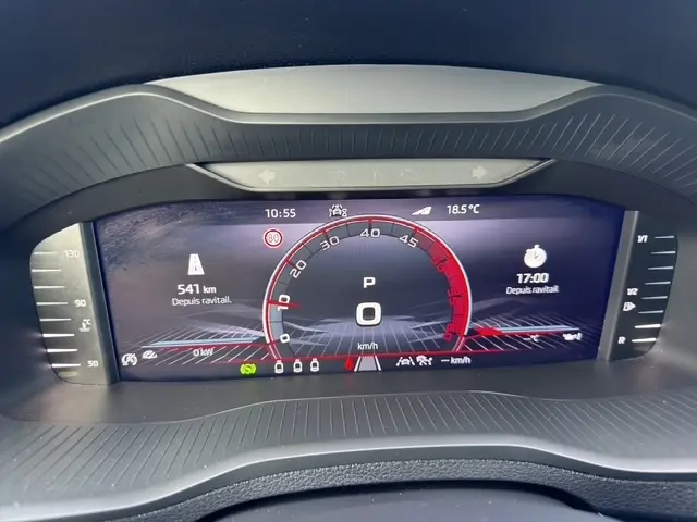 Affichage numérique du combiné d'instruments du Skoda Karoq noir, montrant la vitesse à 0 km/h et diverses alertes.