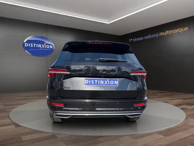Vue arrière d’un Skoda Karoq noir 2025 avec feux LED et double sortie d’échappement intégrée au pare-chocs.
