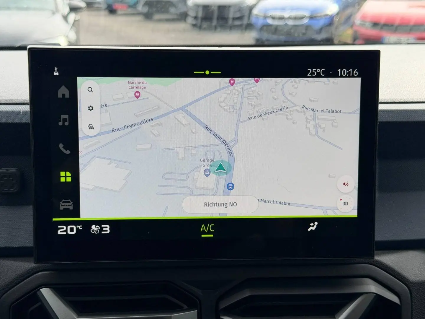 Écran tactile central du Dacia Duster 2025 affichant la navigation, avec commandes climatisation en dessous.