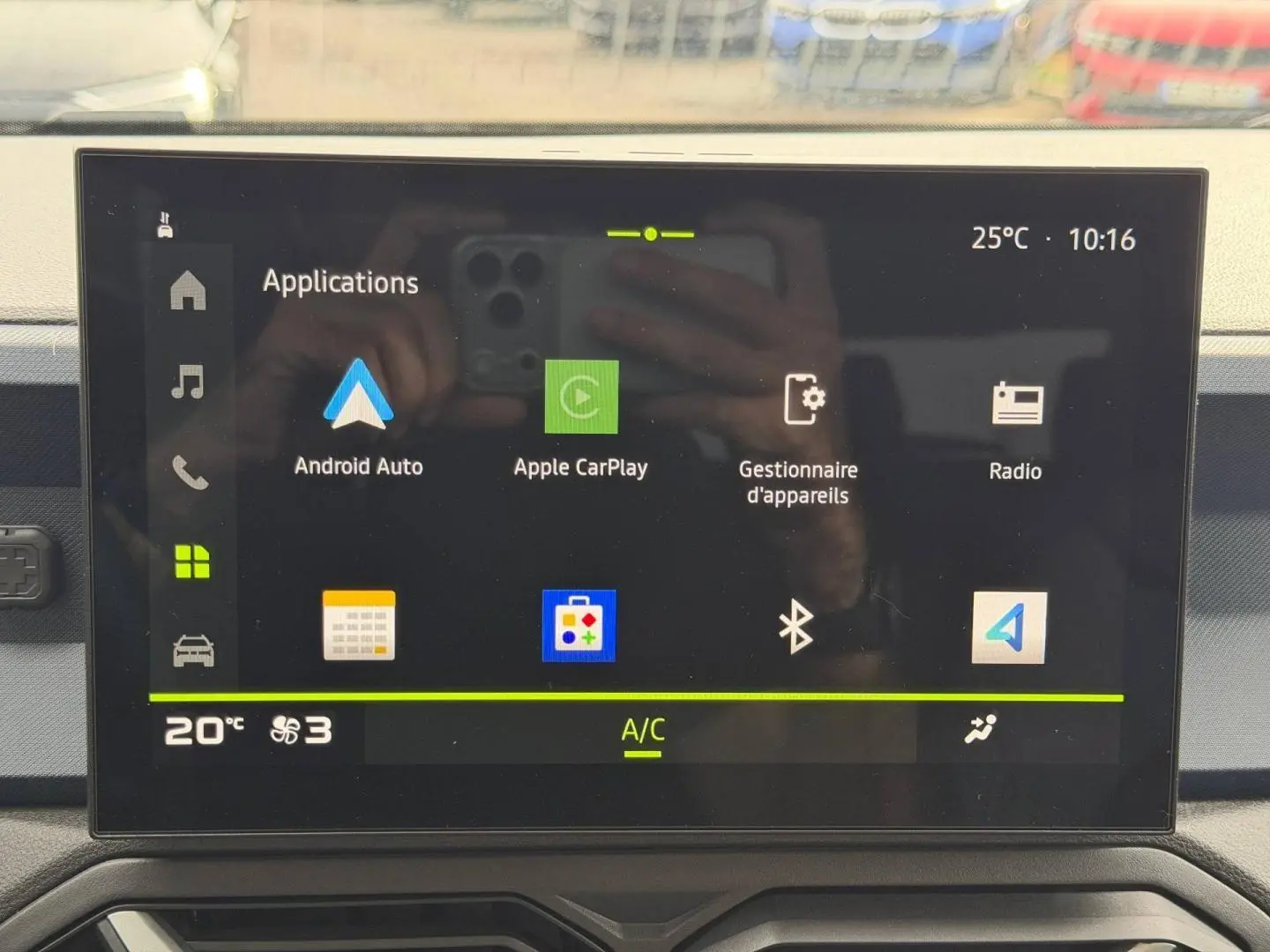 Écran tactile central du Dacia Duster 2025 affichant les applications Android Auto et Apple CarPlay.