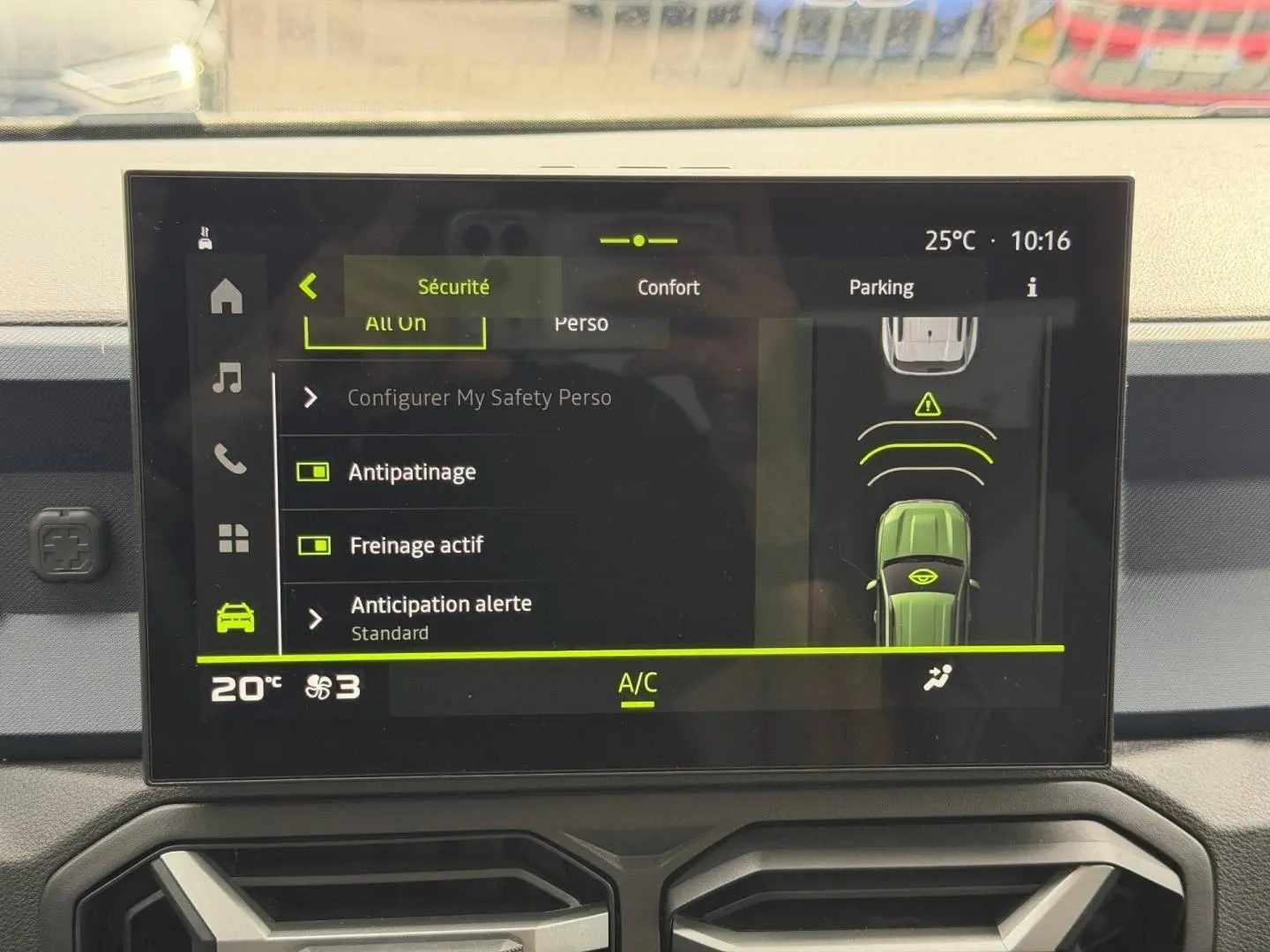 Écran tactile central du Dacia Duster 2025 affichant les réglages de sécurité et climatisation à 20°C.