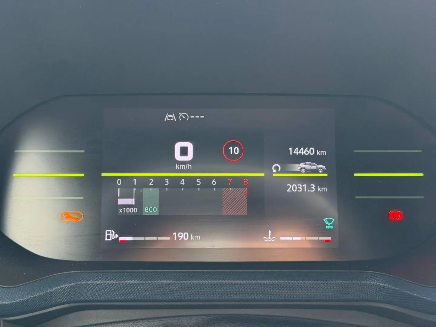 Tableau de bord numérique du Dacia Duster 2025 affichant vitesse, kilométrage et autonomie, vue frontale rapprochée.