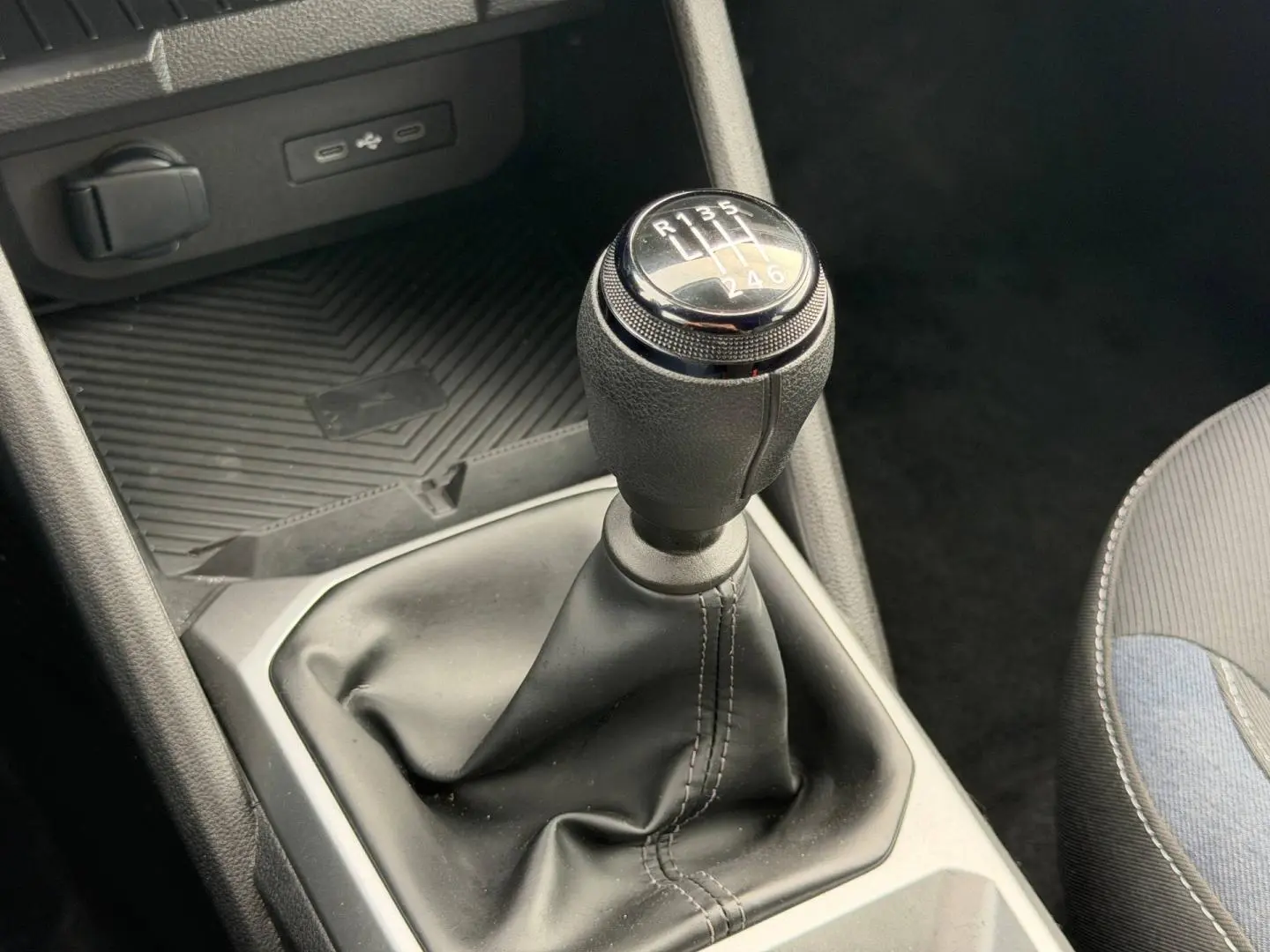 Le levier de vitesses manuel noir du Dacia Duster 2025, vue rapprochée de la console centrale.