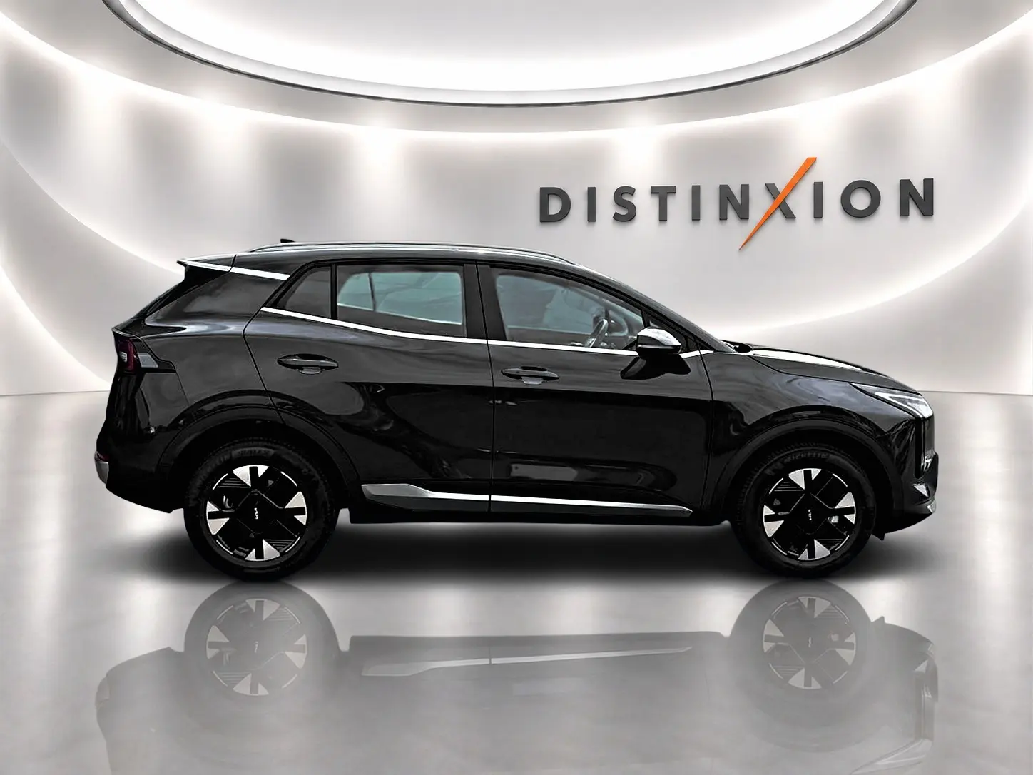 Vue latérale droite du KIA SPORTAGE 1.6 hybride 239 gris eclipse avec jantes alliage et toit noir brillant en studio.