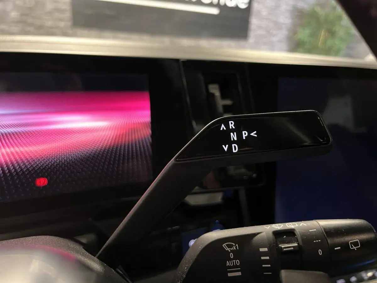 Levier de vitesses automatique noir avec affichage lumineux des modes sur le tableau de bord du Renault Austral 2023.