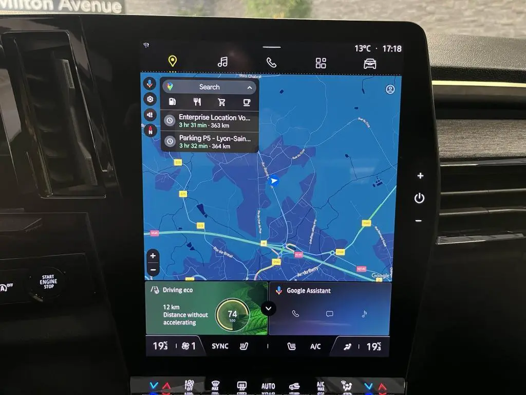 Tableau de bord de Renault Austral 2023 avec écran tactile central affichant navigation et commandes climatisation