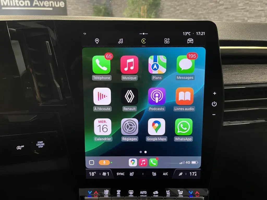 Écran central tactile du tableau de bord du Renault Austral 2023 affichant Apple CarPlay, entouré de finitions noires et grises.