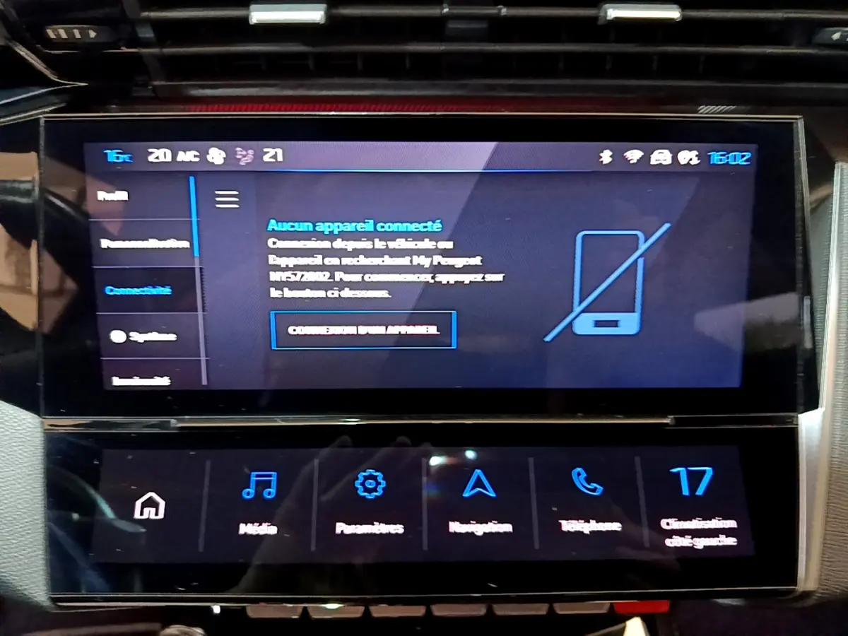 Écran tactile central de la Peugeot 308 PHEV 180 GT 2022 affichant le menu connectivité et climatisation.