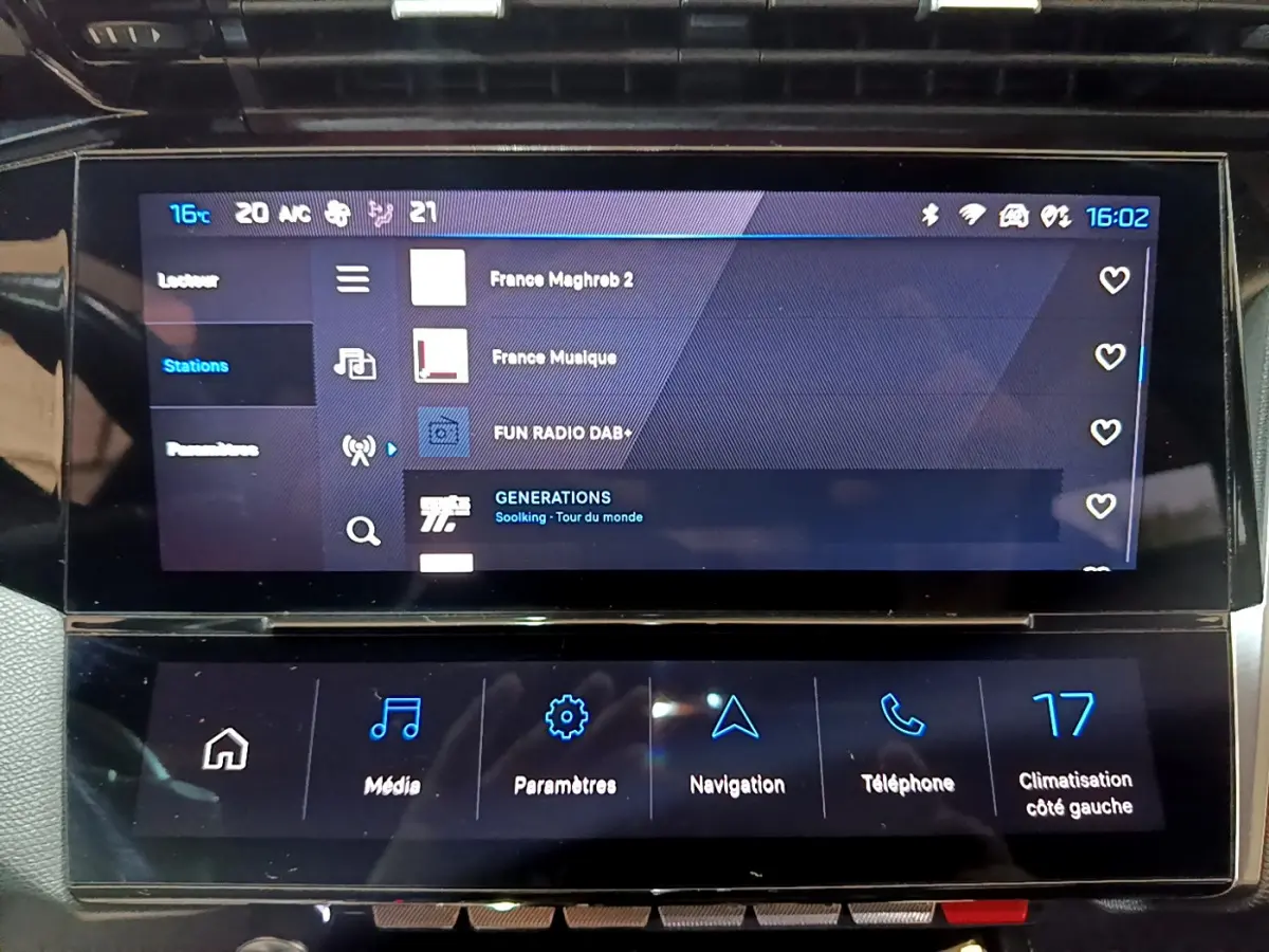 Écran tactile central affichant les stations radio et options multimédia dans une Peugeot 308 PHEV GT 2022.