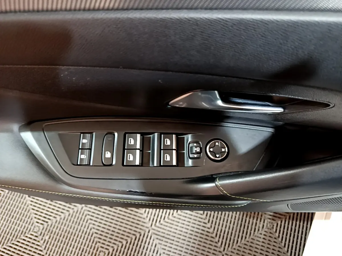 Panneau de commandes des vitres et rétroviseurs côté conducteur de la Peugeot 308 PHEV 180 E-EAT8 GT blanc 2022.