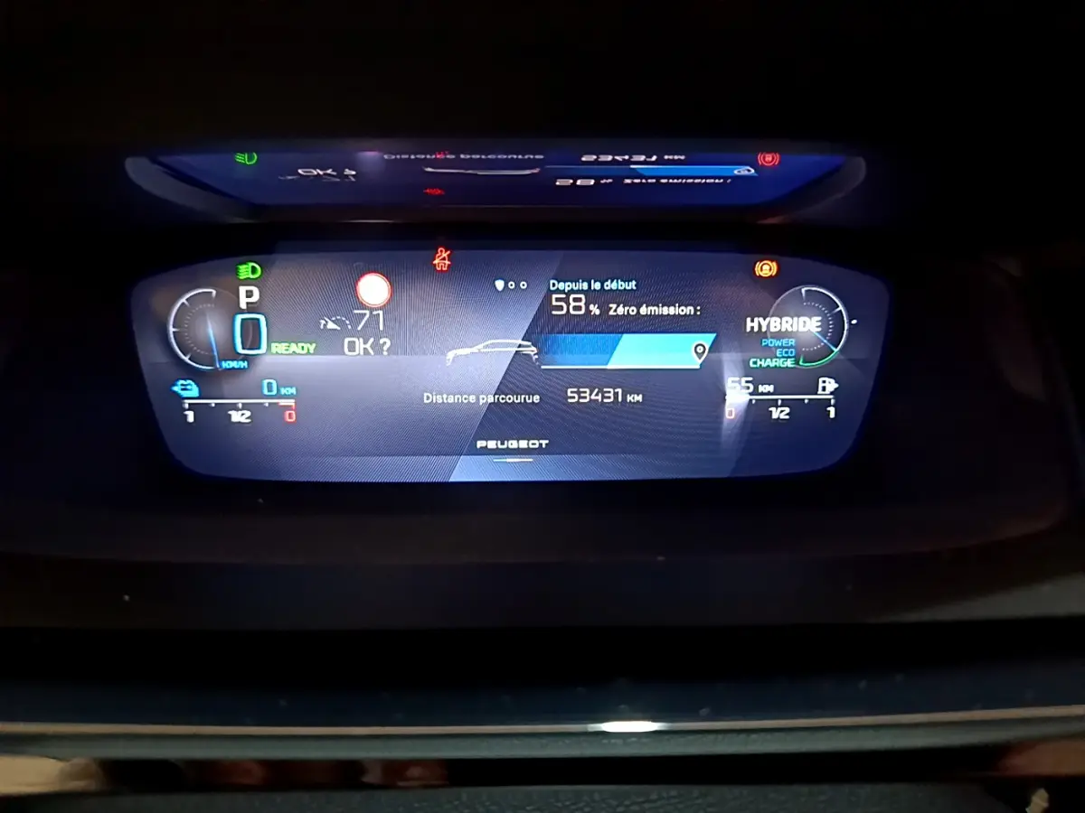 Affichage numérique du tableau de bord du Peugeot 308 PHEV 180 E-EAT8 GT montrant l'autonomie et mode hybride.