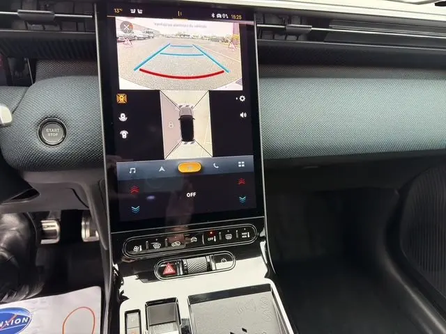 Vue rapprochée de l'écran tactile central du Citroën C5 Aircross gris platinium, affichant la caméra de recul et les commandes climatisation.