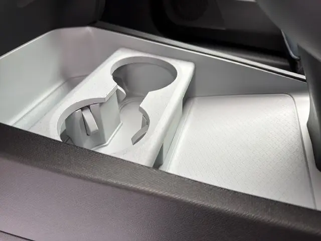 Gros plan sur le porte-gobelets gris clair et le rangement central intérieur du Citroën C5 Aircross hybride 2026.