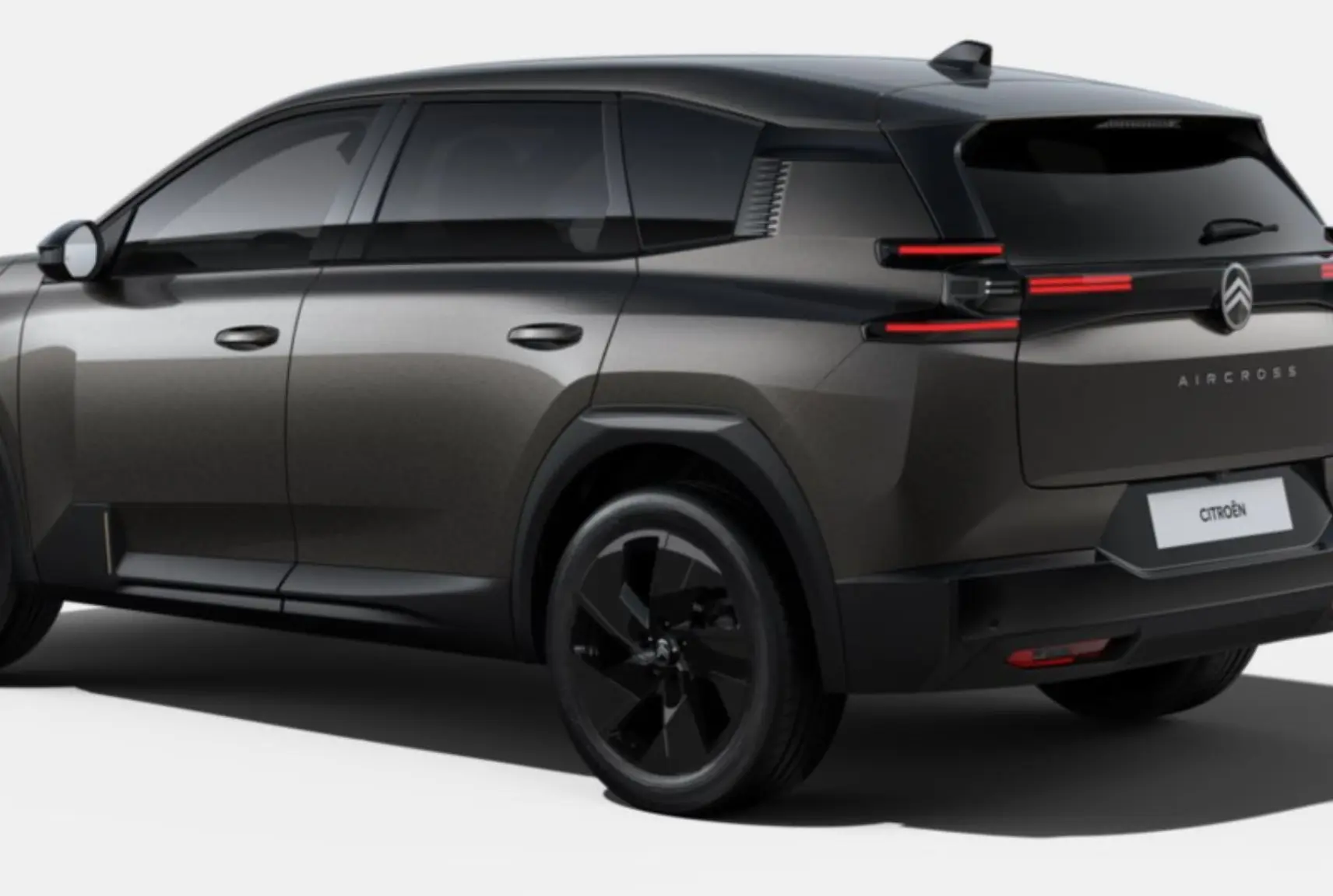 Vue 3/4 arrière droite du Citroën C5 Aircross gris platinium avec jantes noires et feux arrière LED distinctifs.