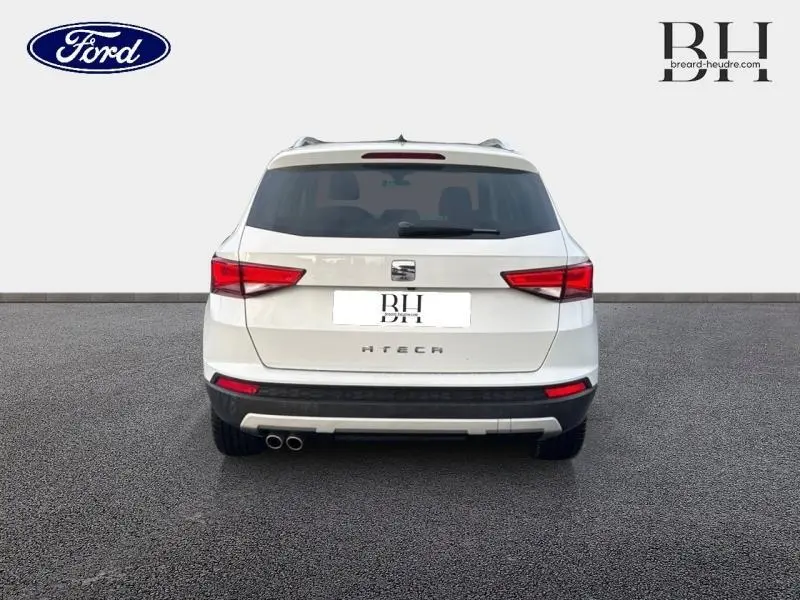 Vue arrière d'un SEAT Ateca blanc Nevada Métal avec double sortie d'échappement et feux arrière LED.