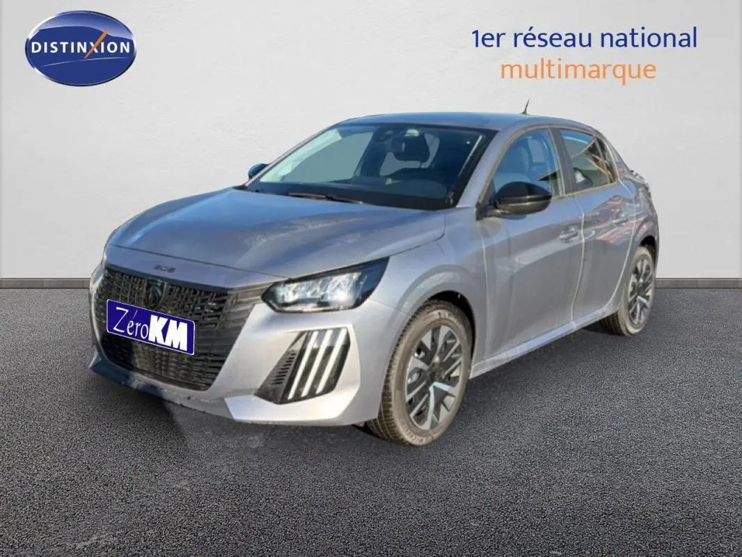 Peugeot 208 gris en 3/4 avant droit, avec calandre noire distinctive et jantes stylisées.