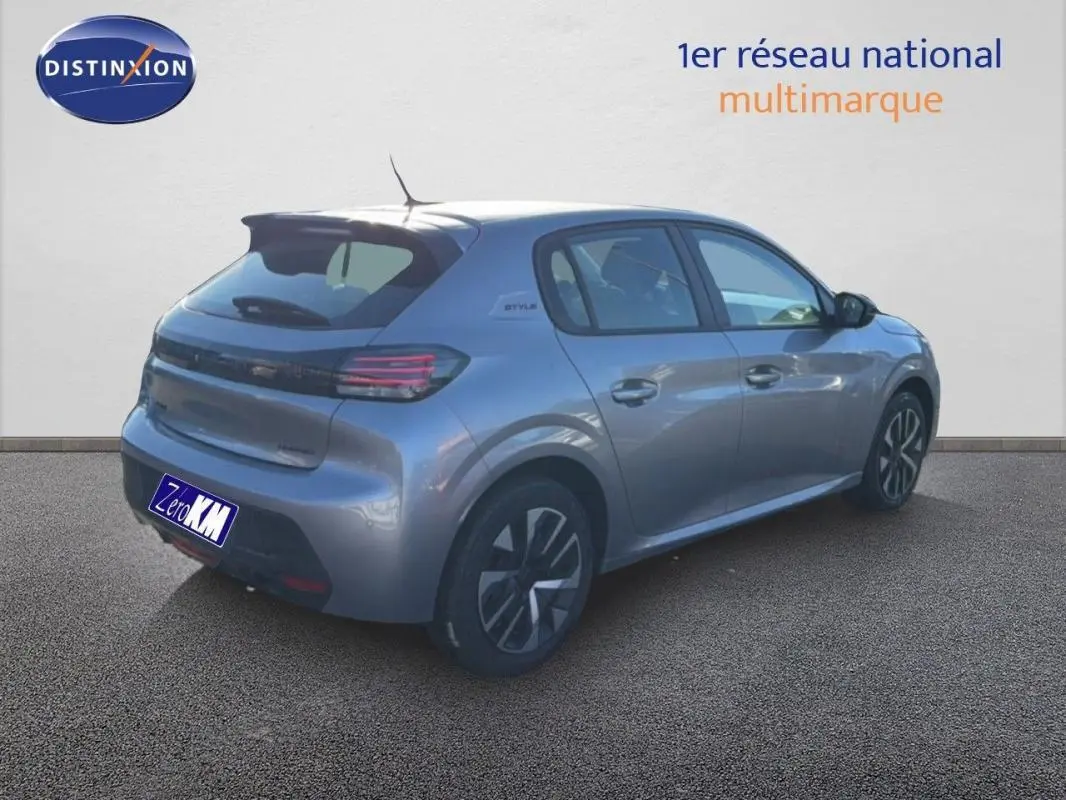Vue 3/4 arrière droite d'une Peugeot 208 gris métallisé 2025 avec toit noir et jantes stylisées.