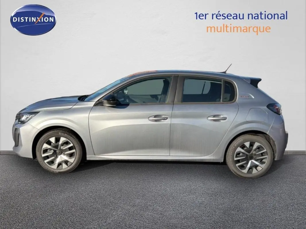 Profil droit d'une Peugeot 208 gris 2025 hybride avec jantes alliage et rétroviseurs électriques.