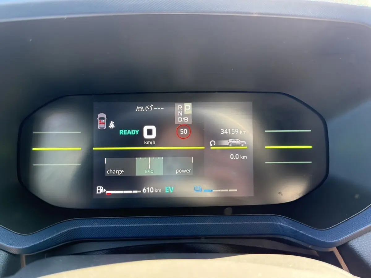 Affichage numérique du combiné d'instruments du Dacia Duster hybride, montrant la vitesse, mode éco et autonomie EV.