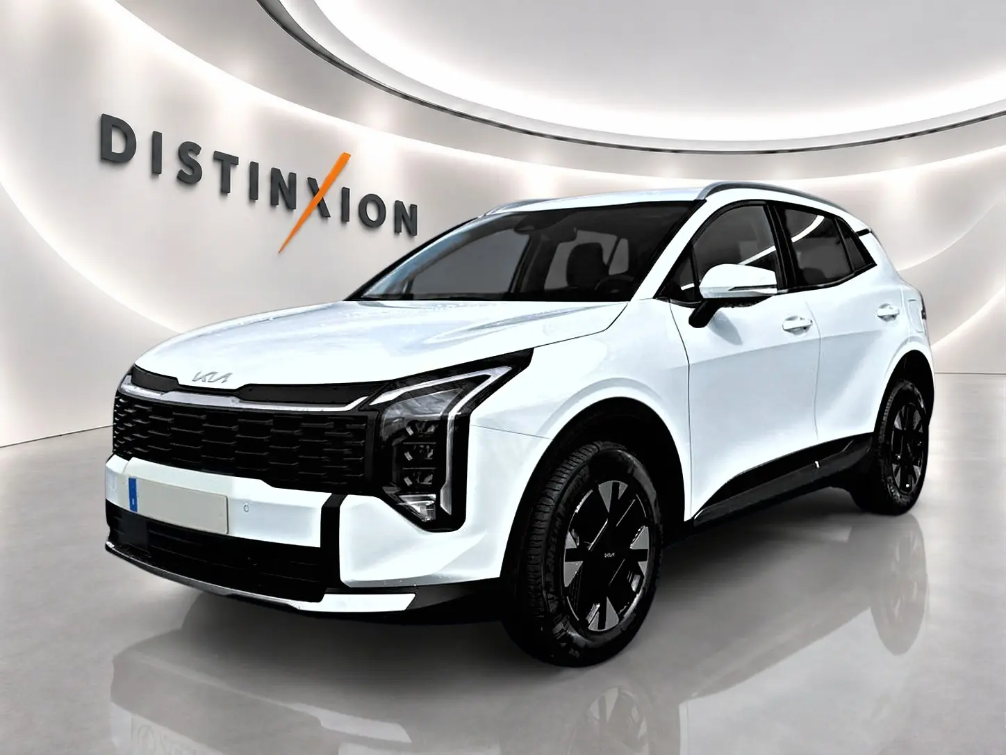 KIA Sportage 1.6 hybride blanc en 3/4 avant droit avec calandre noire et jantes alu noires.