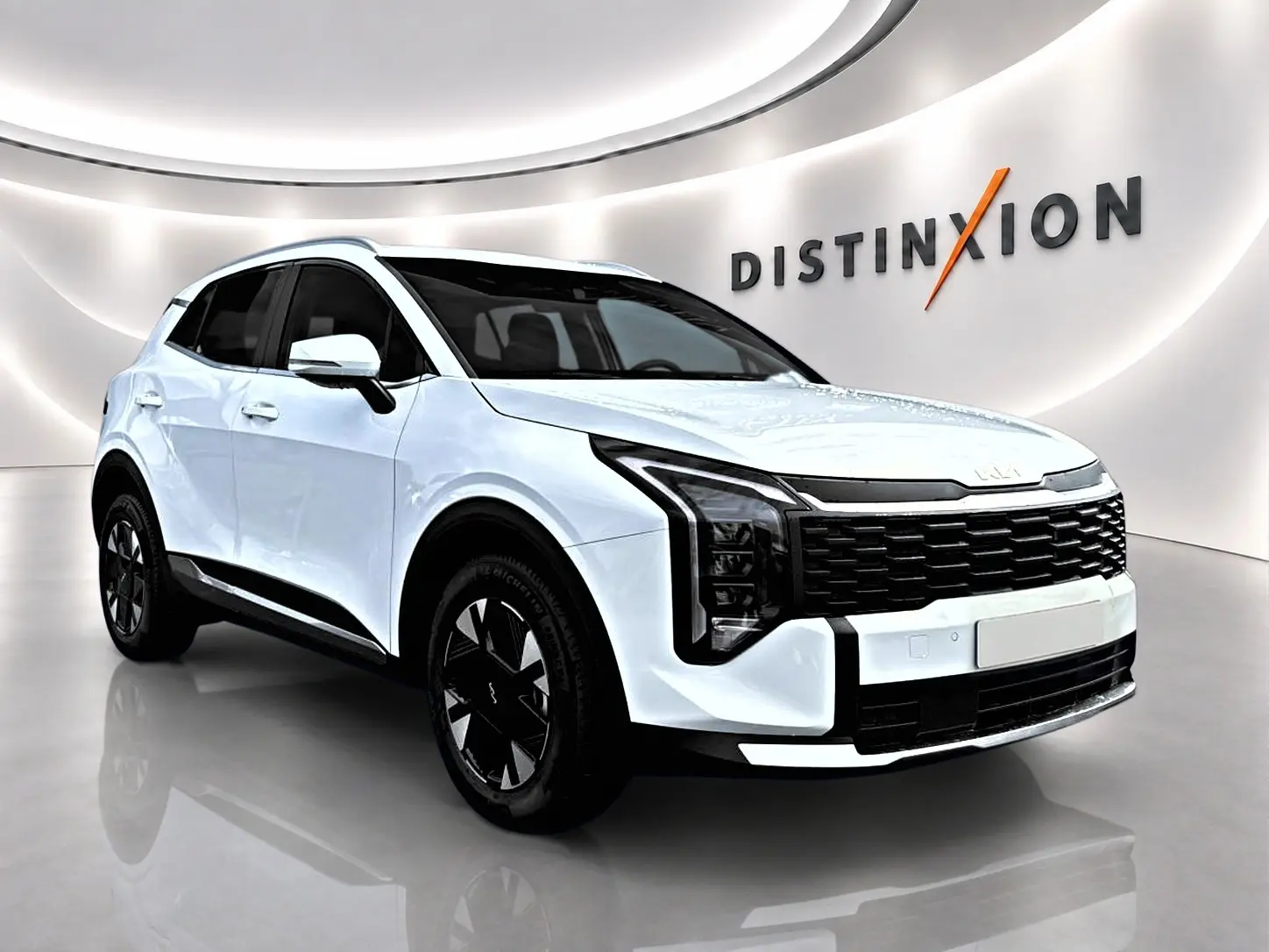 KIA Sportage 1.6 hybride blanc en 3/4 avant droit, avec calandre noire et jantes alu noires distinctives.