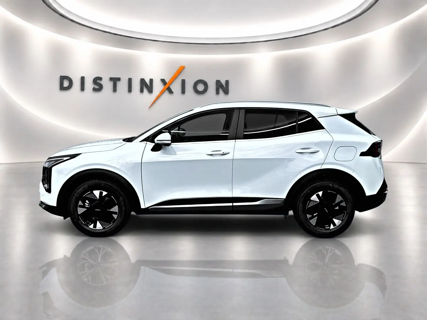 Vue de profil côté gauche du KIA SPORTAGE 1.6 hybride blanc avec jantes noires et toit légèrement incliné.